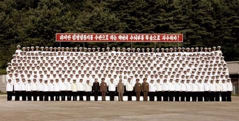 Bức ảnh này, được KCNA đăng ngày 17/7/2009, cho thấy ông Kim Jong-il (giữa, đeo kính) chụp ảnh với các sĩ quan và chiến sĩ Hải quân tại một địa điểm không được tiết lộ.